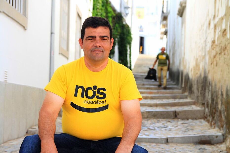 Carlos Nunes é engraxador de profissão há mais de 20 anos e não esconde o que faz nesta campanha para presidente da Câmara de Tavira. Já assumiu como prioridades o combate ao excesso de parquímetros e a habitação social 
