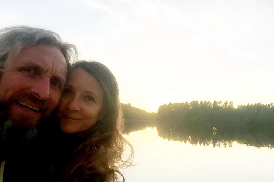 Homem dorme junto ao corpo da mulher morta durante seis dias