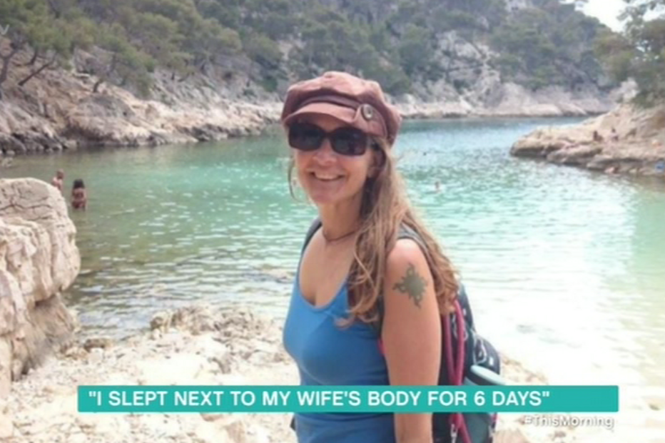 Homem dorme junto ao corpo da mulher morta durante seis dias