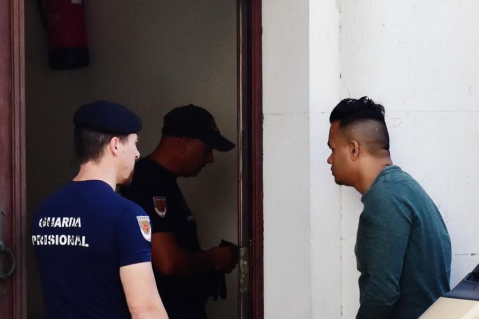 Os arguidos nepaleses numa das sessões do julgamento, no Tribunal de Santarém