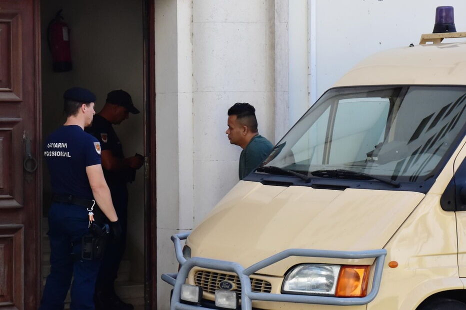 Os arguidos nepaleses numa das sessões do julgamento, no Tribunal de Santarém