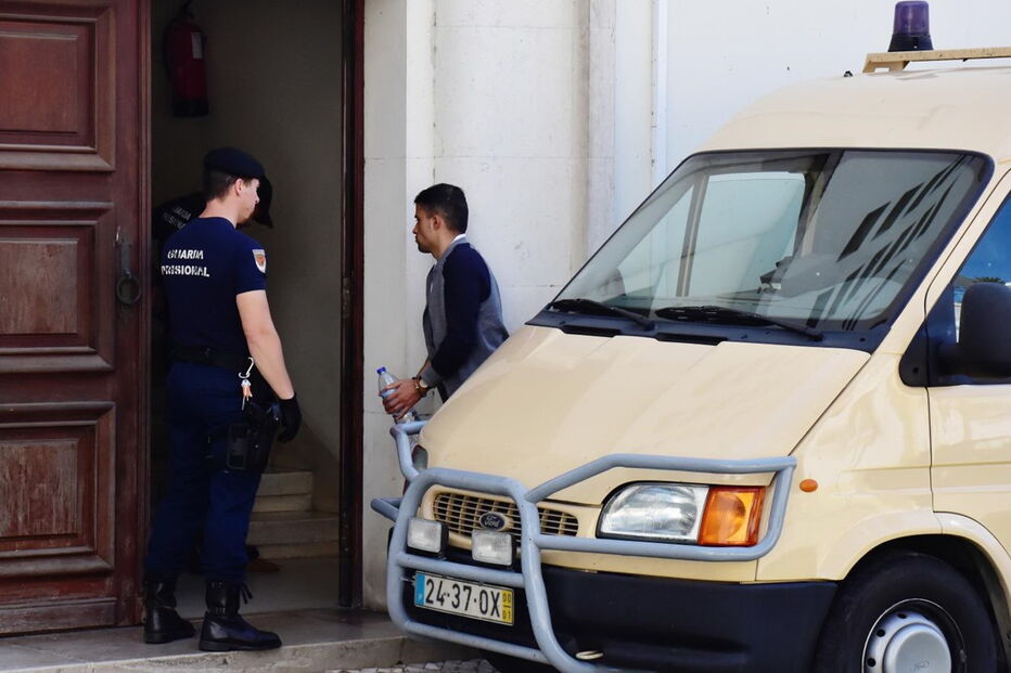 Os arguidos nepaleses numa das sessões do julgamento, no Tribunal de Santarém