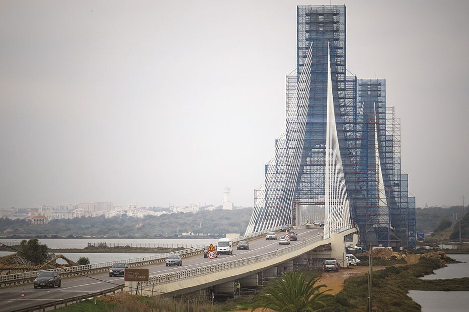 Na ponte do Arade, os trabalhos passam pela reabilitação do sistema de tirantes nas diversas torres da estrutura