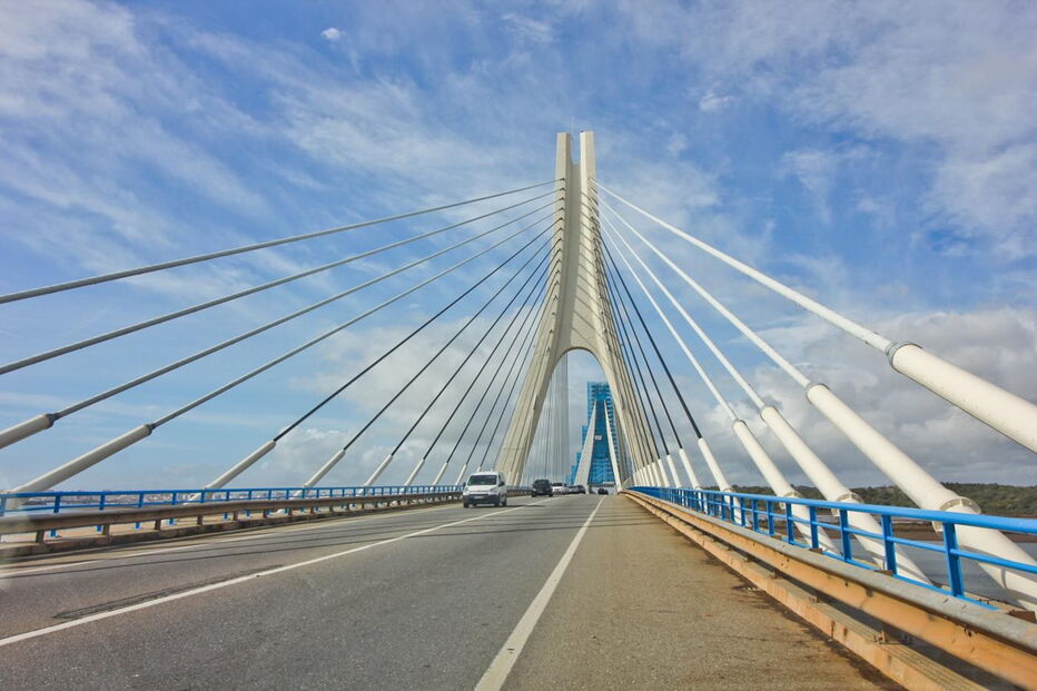 Na ponte do Arade, os trabalhos passam pela reabilitação do sistema de tirantes nas diversas torres da estrutura