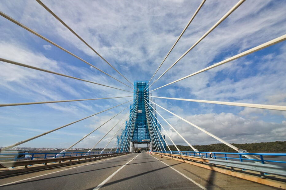 Na ponte do Arade, os trabalhos passam pela reabilitação do sistema de tirantes nas diversas torres da estrutura