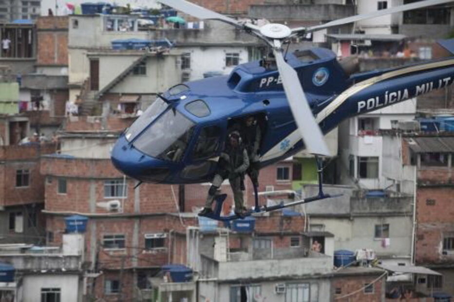 Helicóptero da polícia na favela da Rocinha, no Rio de Janeiro