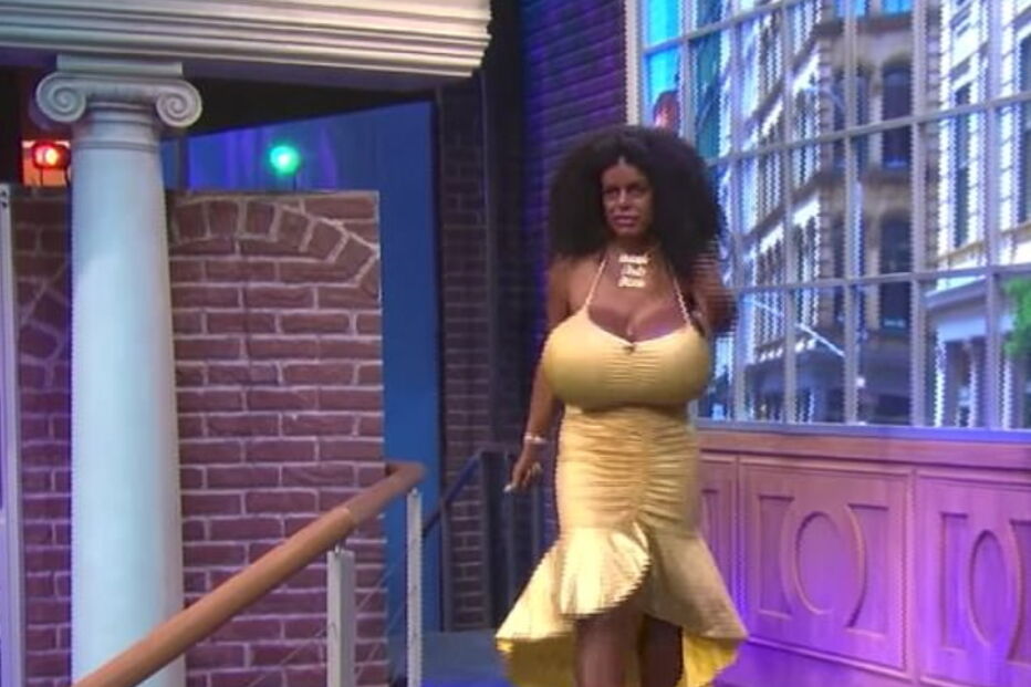 Modelo com “os maiores seios da Europa” escurece tom de pele