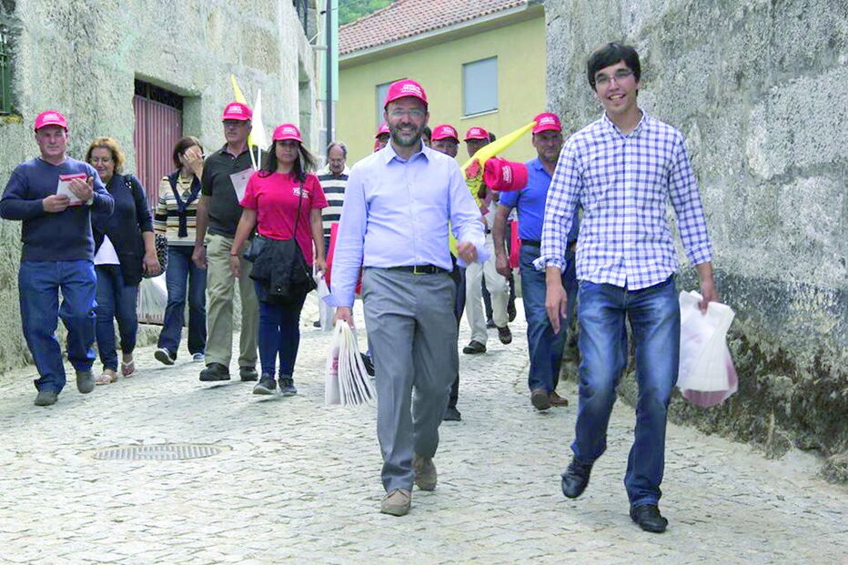 José Carlos Rendeiro candidata-se pelo Partido Socialista em Vila Pouca de Aguiar. O candidato foi um dos primeiros a adaptar a música de Luís Fonsi para, assim, aproveitar o sucesso da música e ficar no ouvido dos eleitores. A seguir a um dos refrões o candidato explica porque deve ser o escolhido a 1 de outubro numa espécie de discurso em rap