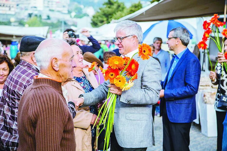 Avelino Silva distribuiu flores cor de laranja, a mesma do partido que representa nestas autárquicas: o PSD. É o candidato social-democrata na Póvoa do Lanhoso