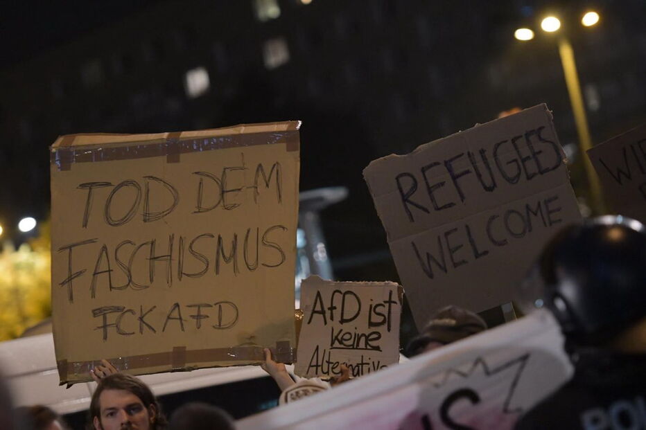 Em Berlim, centenas de pessoas protestaram contra a extrema-direita