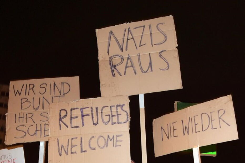 Em Berlim, centenas de pessoas protestaram contra a extrema-direita