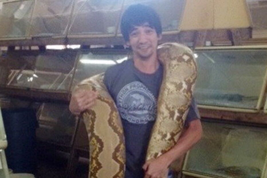 Arslan Valeev, encantador de serpentes, mostrou-se a ser mordido por uma cobra