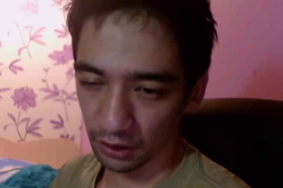 Arslan Valeev, encantador de serpentes, mostrou-se a ser mordido por uma cobra