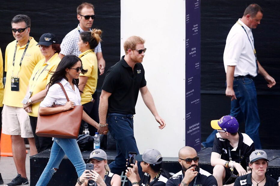 Harry surge pela primeira vez em público com a namorada