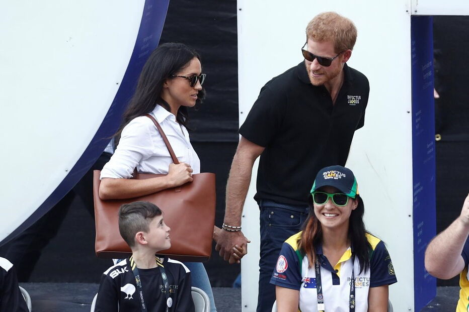 Harry surge pela primeira vez em público com a namorada