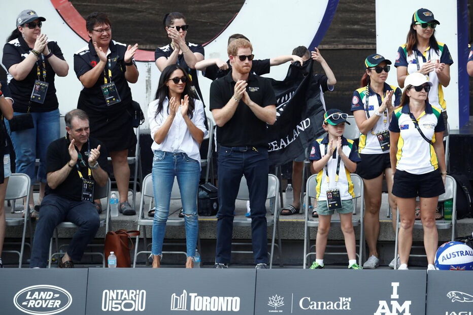 Harry surge pela primeira vez em público com a namorada