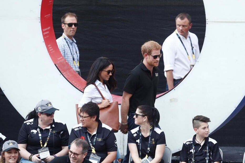 Harry surge pela primeira vez em público com a namorada