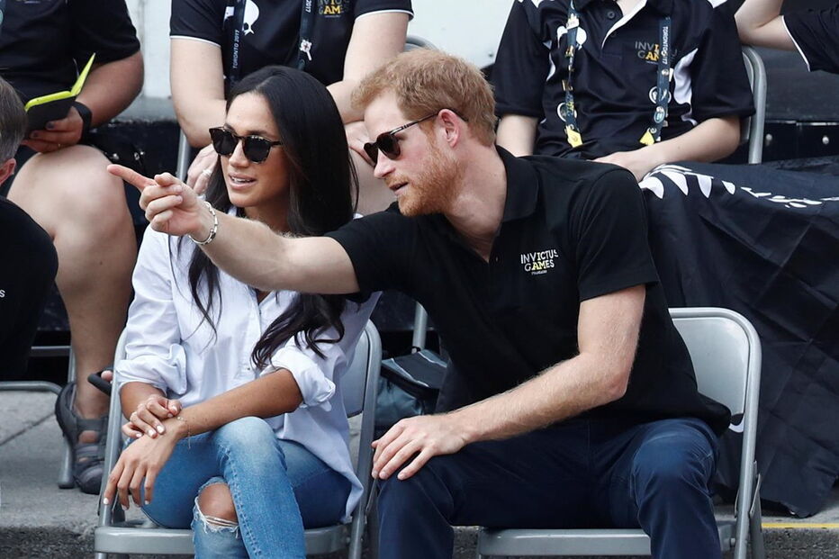 Harry surge pela primeira vez em público com a namorada