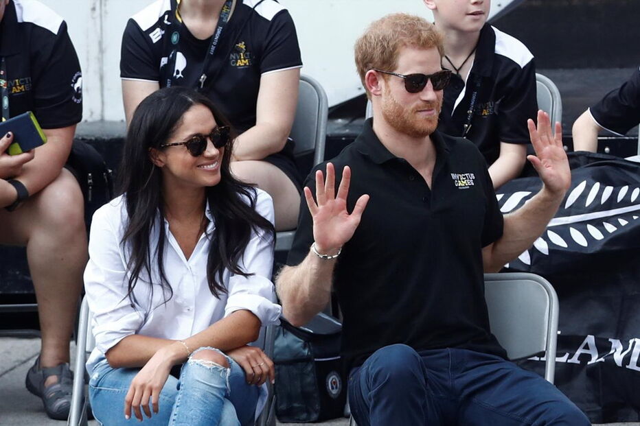 Harry surge pela primeira vez em público com a namorada