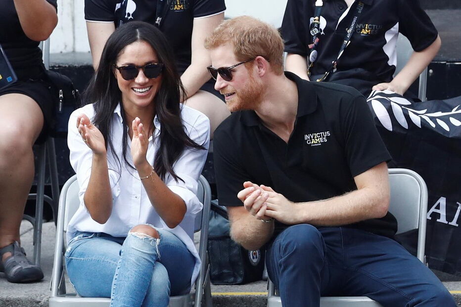 Harry surge pela primeira vez em público com a namorada