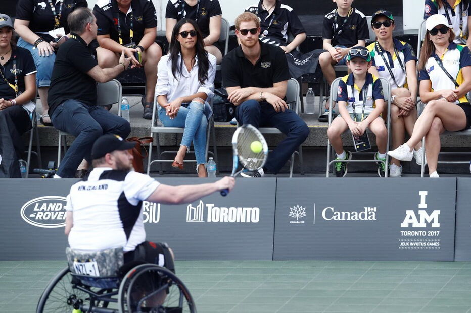 Harry surge pela primeira vez em público com a namorada