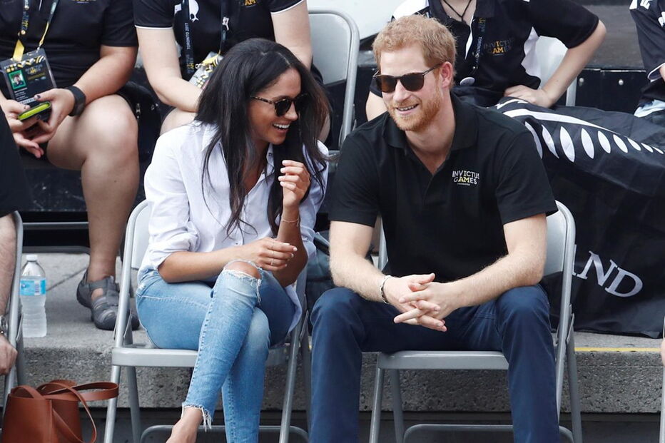 Harry surge pela primeira vez em público com a namorada