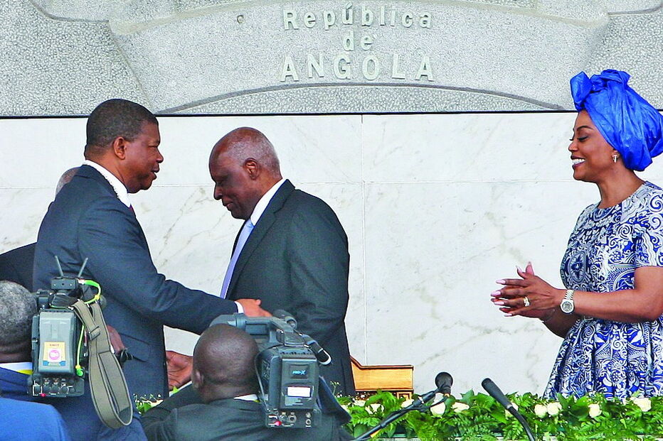 Eduardo dos Santos (ao centro) passou o testemunho a João Lourenço 