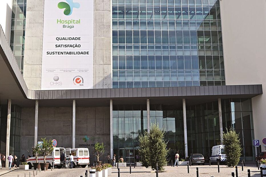 Mãe do agressor está internada no hospital de Braga devido às lesões que sofreu nos dois pés no incêndio que o filho ateou de madrugada  