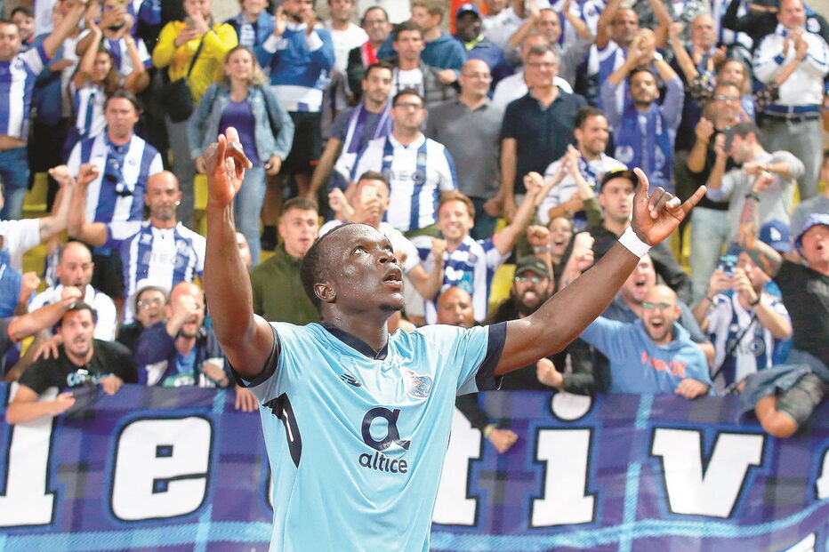 Vincent Aboubakar festeja o primeiro golo dos portistas no estádio do Mónaco. Foi a estreia do camaronês na edição deste ano da Champions