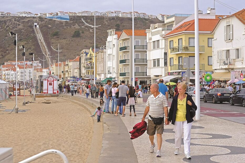 Turistas na avenida marginal, junto à praia