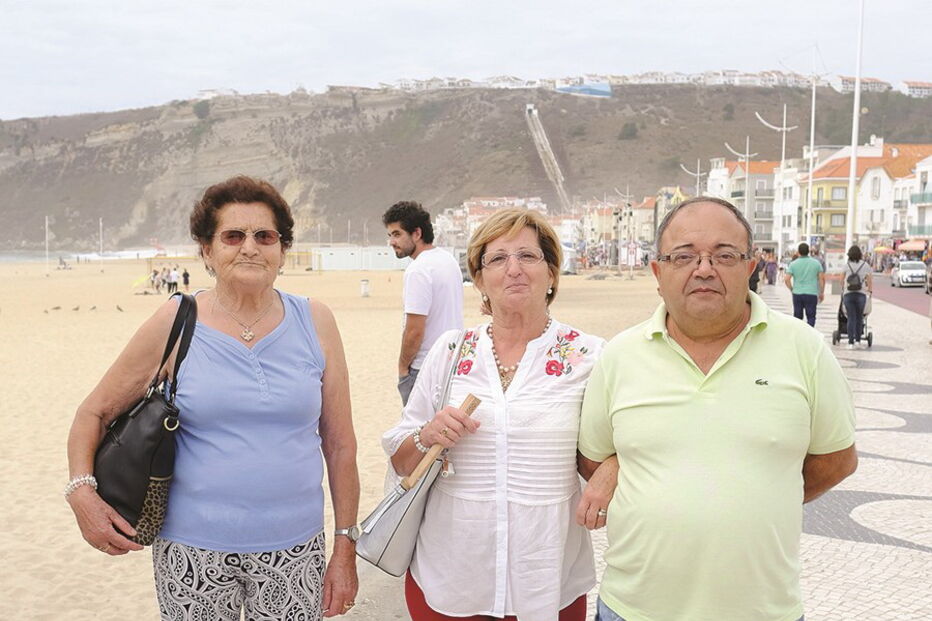 José Rodrigues, com a mulher, Isabel, e a sogra, Alice, apreciam os passeios na Nazaré. Já lá fizeram férias, mas rumaram para outros destinos 
