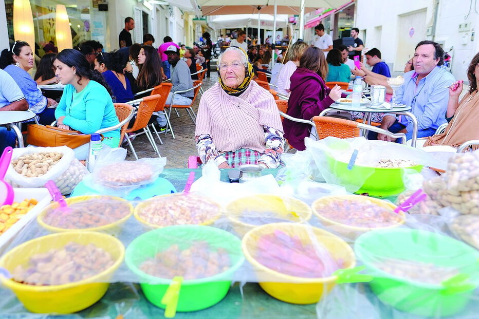 Maria Regina tem 87 anos. Vende tremoços, amendoins, figos secos numa banquinha 