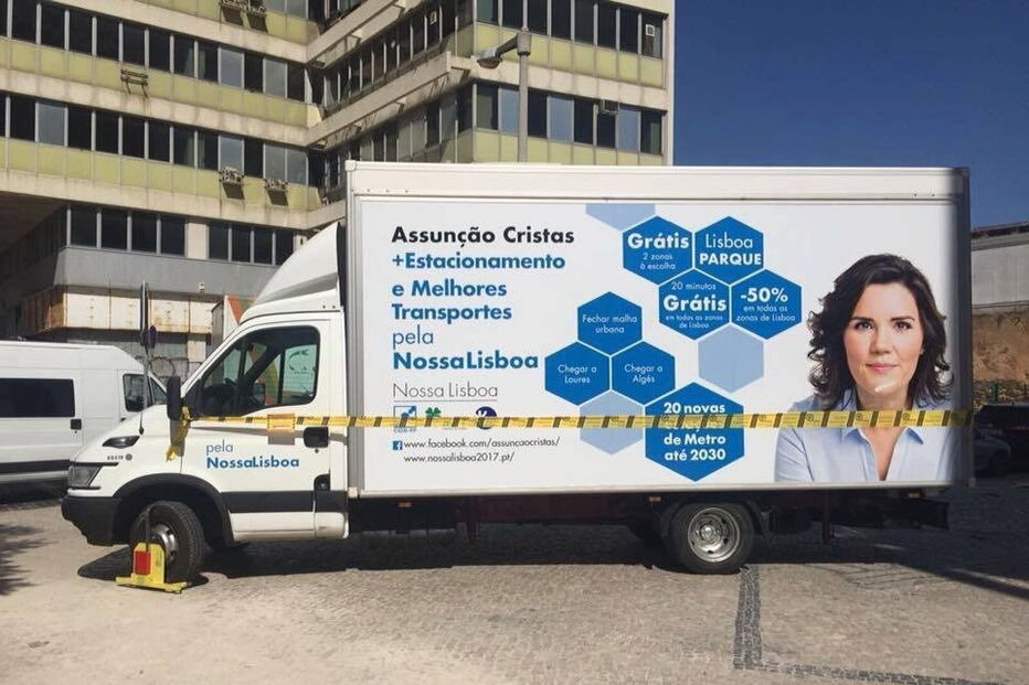 camião de Assunção Cristas bloqueado pela EMEL