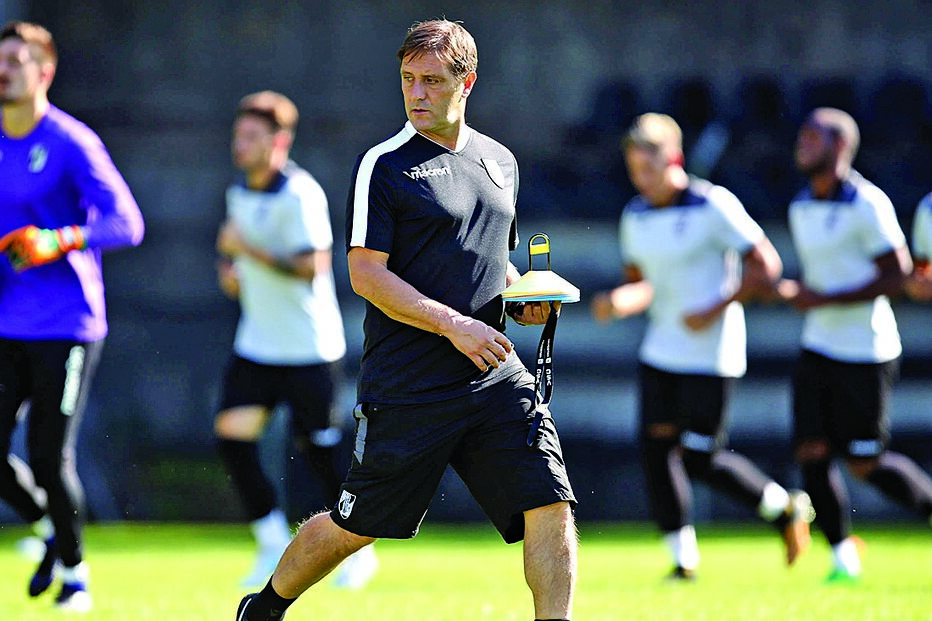 D. Afonso Henriques, Pedro Martins, futebol, desporto, Douglas, Miguel Silva, Marselha, Guimarães, SIC, Salzburgo, I da Liga Europa, Konyaspor, Turquia, V. Guimarães