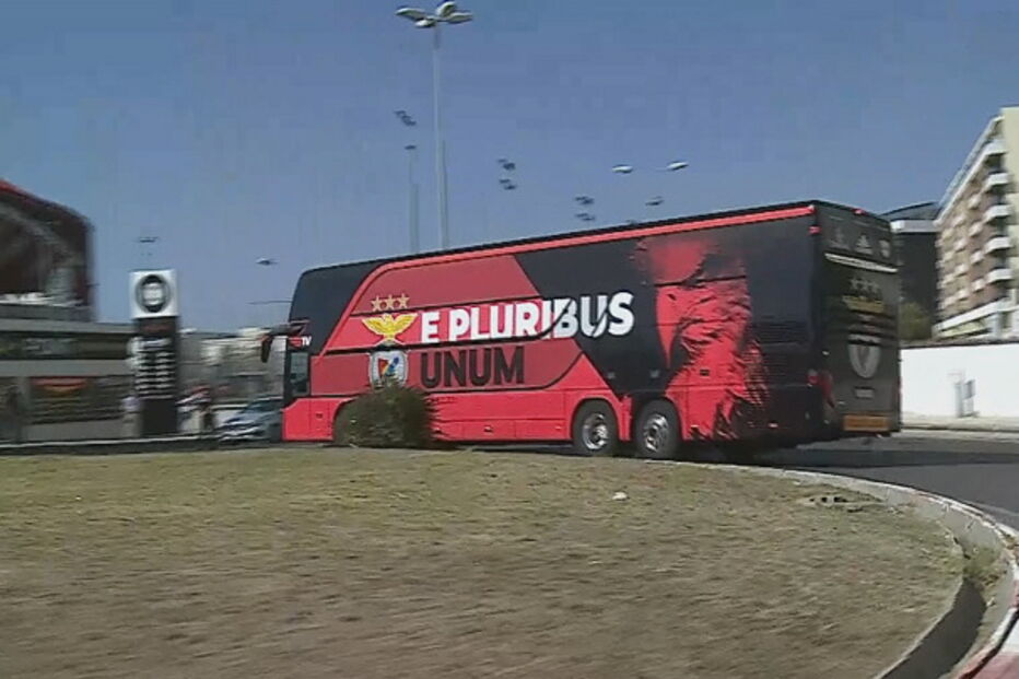Autocarro do Benfica à chegada ao Estádio da Luz