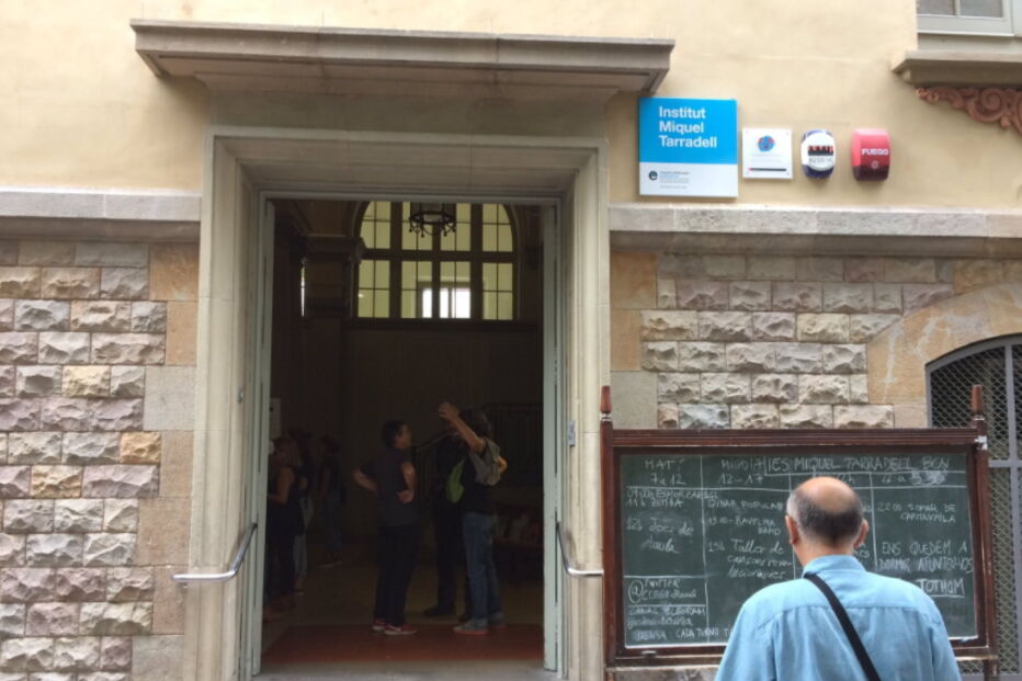 Mais de 100 escolas ocupadas na Catalunha para garantir assembleia de votos