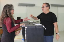 João Teixeira Lopes, candidato à Câmara Municipal do Porto no momento de exercer o seu voto