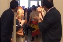 Jovem aplaudido ao votar com bandeira espanhola à cintura