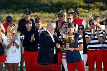 Donald Trump dedica troféu de golfe a vítimas dos furacões 