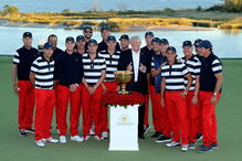 Donald Trump dedica troféu de golfe a vítimas dos furacões 