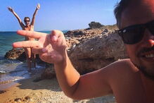 Casal pratica nudismo pelo mundo fora