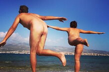 Casal pratica nudismo pelo mundo fora