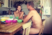 Casal pratica nudismo pelo mundo fora