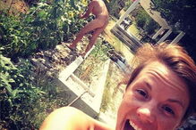 Casal pratica nudismo pelo mundo fora