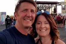 Denise Salmon Burditus partilhou esta foto com o marido minutos antes de morrer em Las Vegas