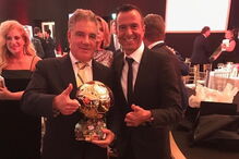 Jorge Mendes com Idan Ofer, e a réplica da Bola de Ouro de Ronaldo