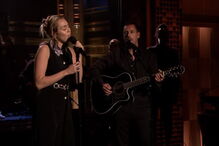 Miley Cyrus atuou com Adam Sandler