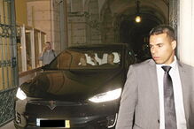 Carro da cantora, ontem, à saída do MAI, às 19h45. Reunião durou uma hora