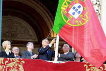 Bandeira de Portugal hasteada ao contrário no dia 5 de outubro de 2012