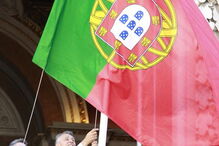 Bandeira de Portugal hasteada ao contrário no dia 5 de outubro de 2012